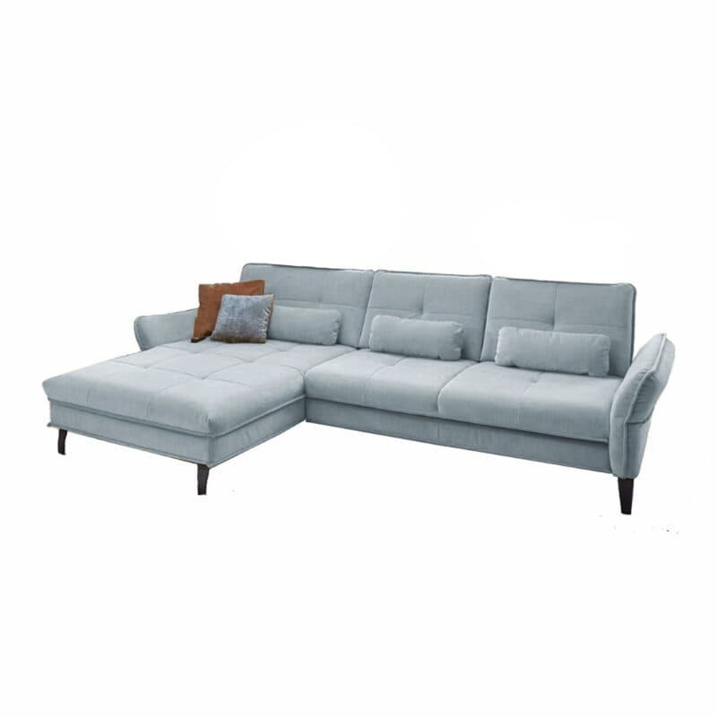 Couchliebe Key West Sofa mit Bezug in Sky und Ottomane links in seitlicher Ansicht