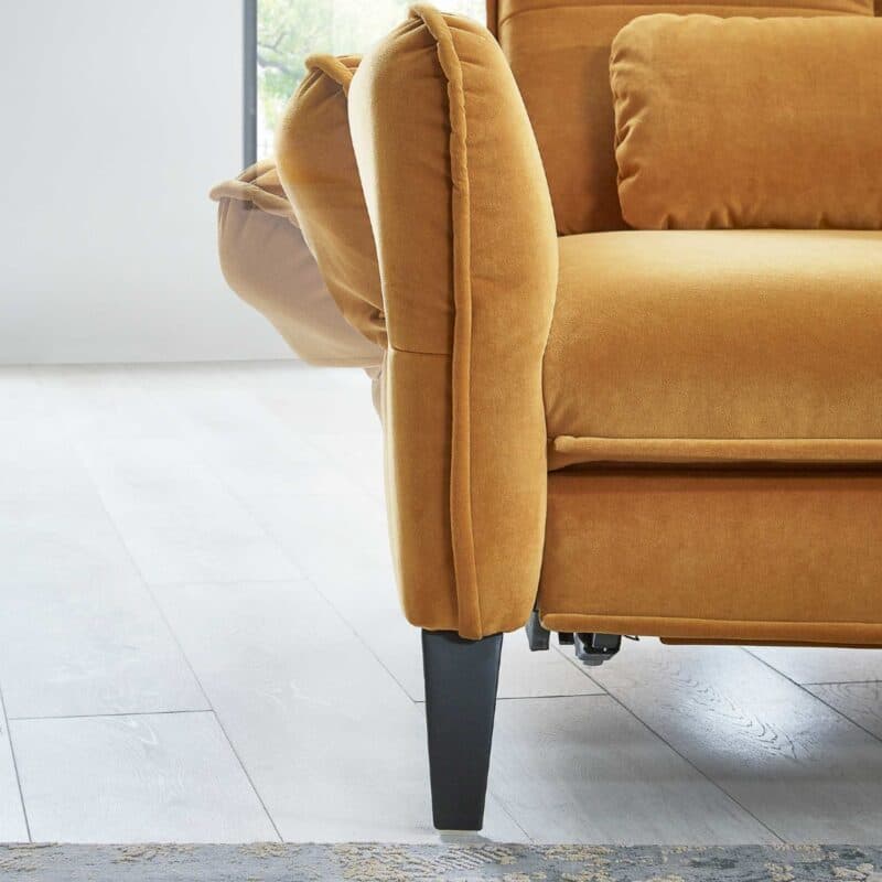 Couchliebe Key West Sofa mit Bezug in Curry zeigt Armteilverstellung