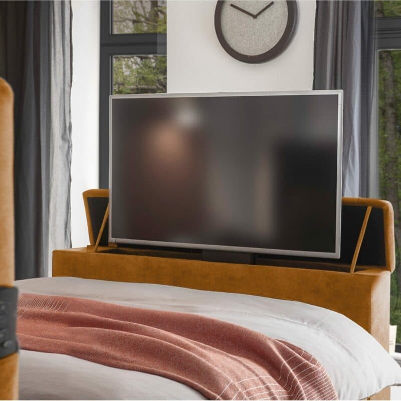 set one by Musterring richmond Boxspringbett 120 x 200 cm mit einem Microveloursbezug in Amber Detail TV-Halterung