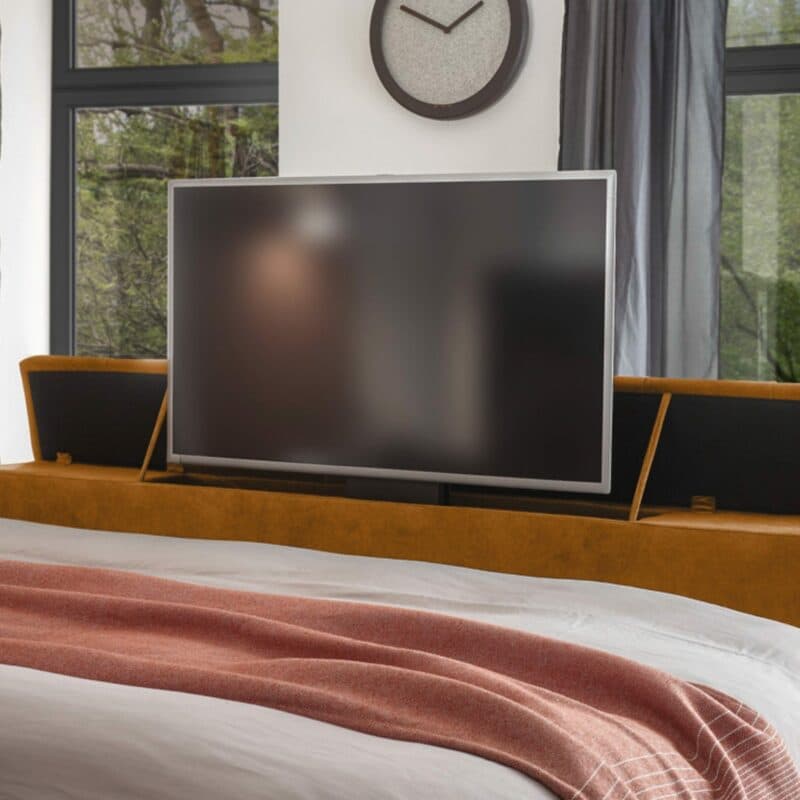 set one by Musterring richmond Boxspringbett 180 x 200 cm mit einem Microveloursbezug in Amber Detail TV-Halterung