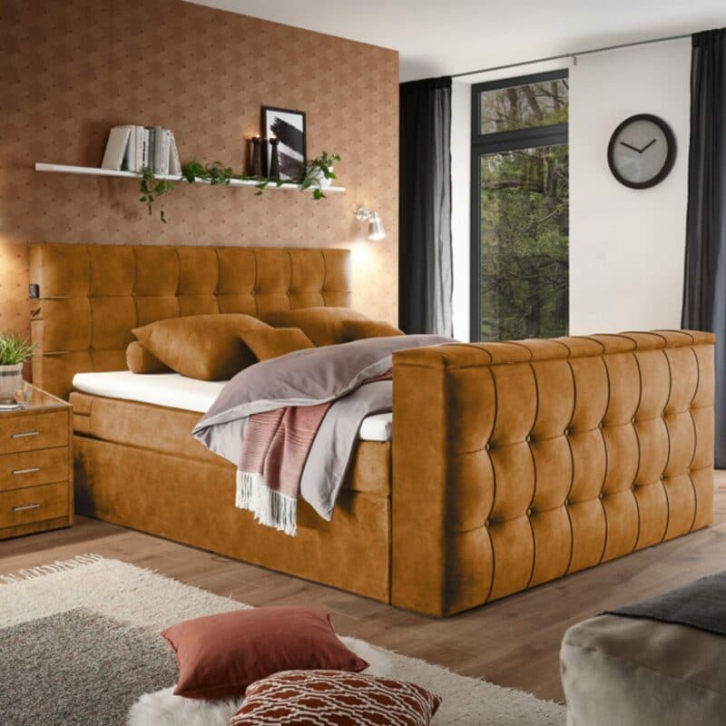 set one by Musterring richmond Boxspringbett 180 x 200 cm mit einem Microveloursbezug in Amber als Wohnbeispiel