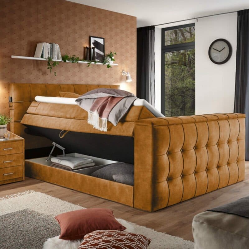 set one by Musterring richmond Boxspringbett 180 x 200 cm mit einem Microveloursbezug in Amber als Wohnbeispiel mit offenem Bettkasten