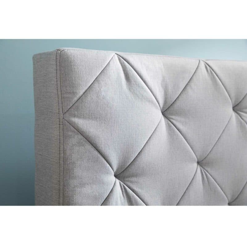 Trendstore Chicago Polsterbett mit gestepptem Kopfteil in Detailansicht.