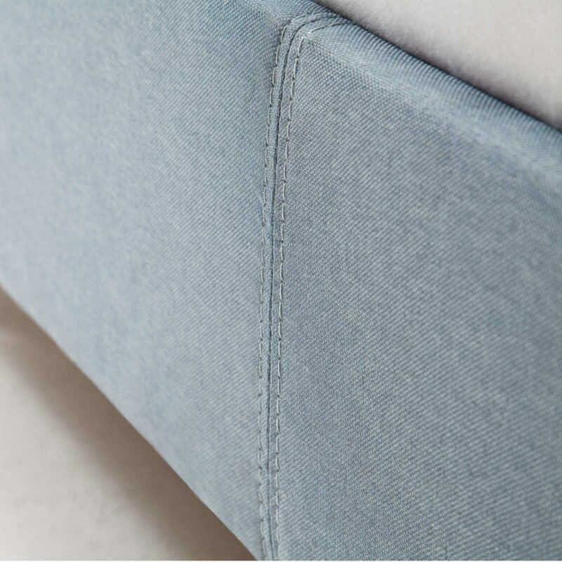 Trendstore Lena Polsterbett in Detailansicht des Bezuges in Eisblau.