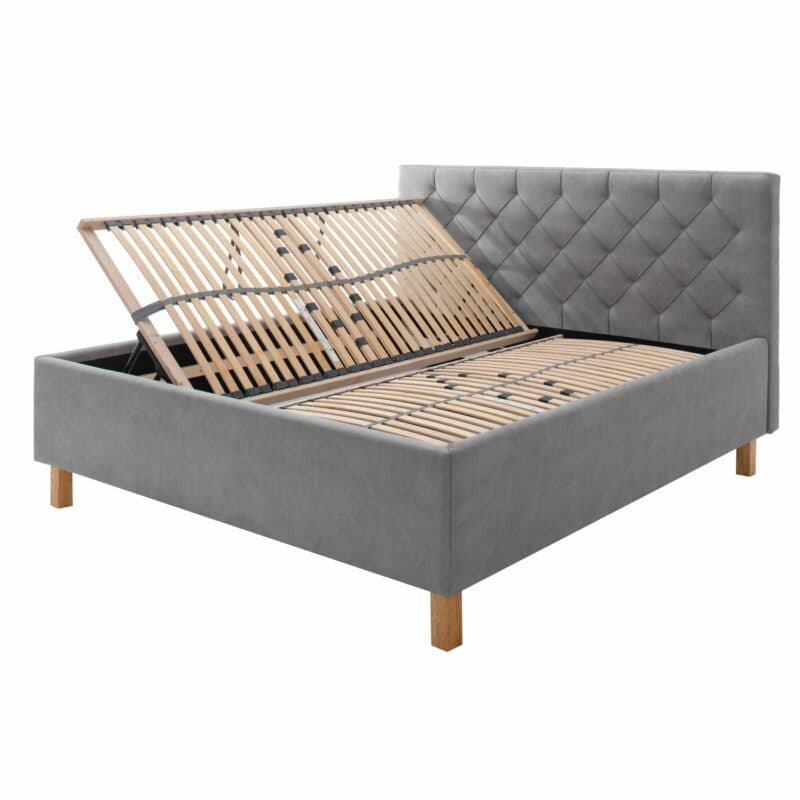 Trendstore San Remo Polsterbett mi Bettkasten in Hellgrau mit Füßen in Eiche mit hochgeklapptem Lattenrost.