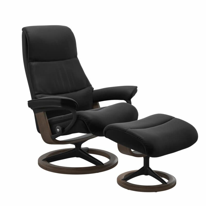 Stressless View Sessel mit Hocker und Lederbezug Paloma Black mit Signature Untergestell Mattschwarz – Holzfarbe Walnuss