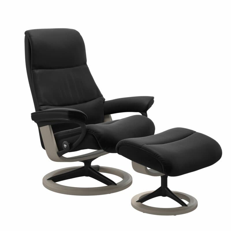 Stressless View Sessel mit Hocker und Lederbezug Paloma Black mit Signature Untergestell Mattschwarz – Holzfarbe Whitewash
