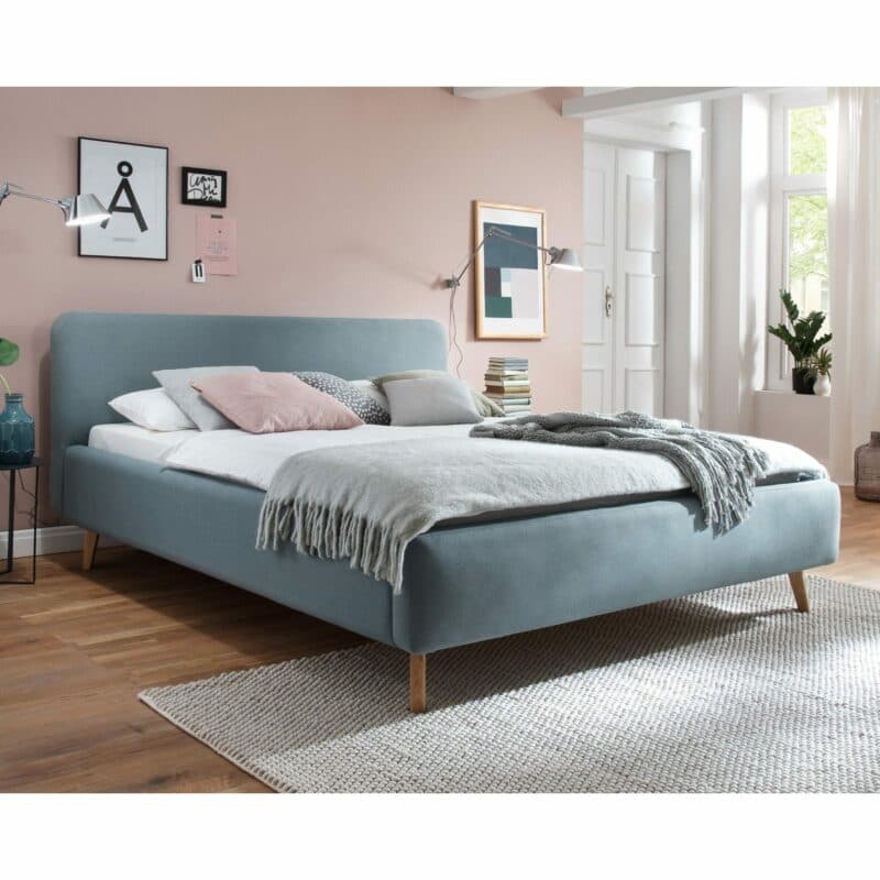 Trendstore Mattis Polsterbett in Bezug Aspen 84 eisblau mit Füßen in Eiche massiv
