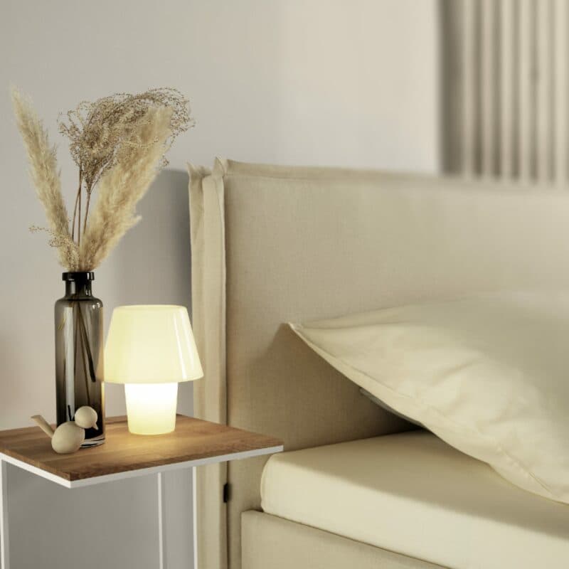 Musterring Elos Polsterbett mit Textilbezug JAB 9895 in Creme und Kopfteil mit Stehsaum in Detailansicht.