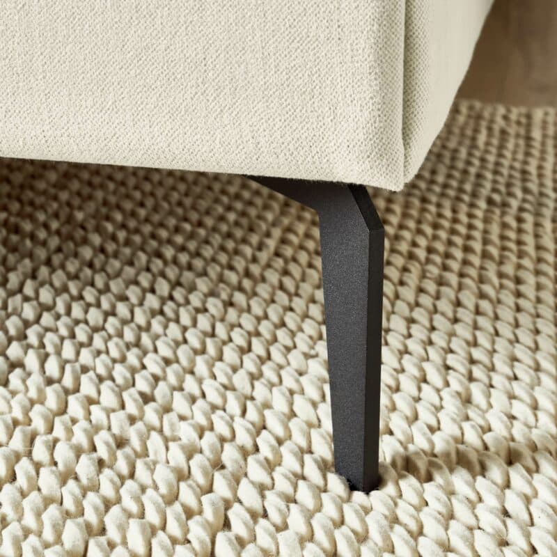 Musterring Elos Polsterbett mit Metallfüßen in Detailansicht.