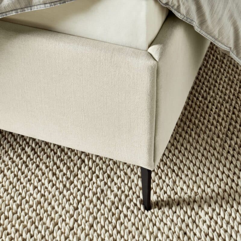 Musterring Elos Polsterbett mit Textilbezug JAB 9895 in Creme und Metallfüßen in Detailansicht der Kante.