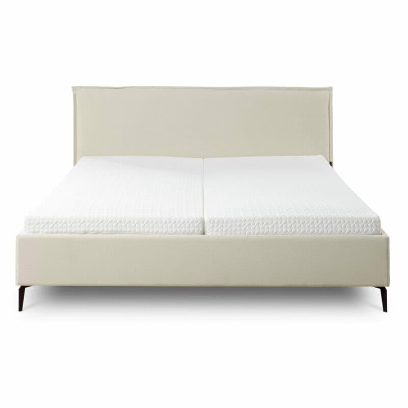 Musterring Elos Polsterbett mit Textilbezug in Creme, Kopfteil mit Stehsaum und Metallfüßen in frontaler Ansicht.