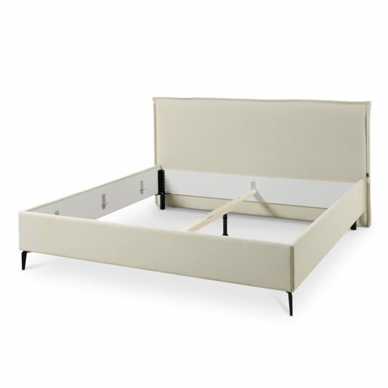 Musterring Elos Polsterbett mit Textilbezug JAB 9895 in Creme, Kopfteil mit Stehsaum und Metallfüßen ohne Matratze.