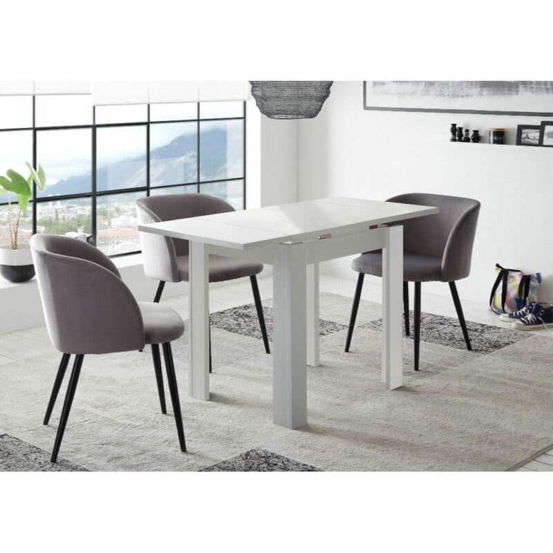 Trendstore Mahi Esstisch in Dekor weiß matt als Wohnbeispiel in ausgezogenem Zustand.