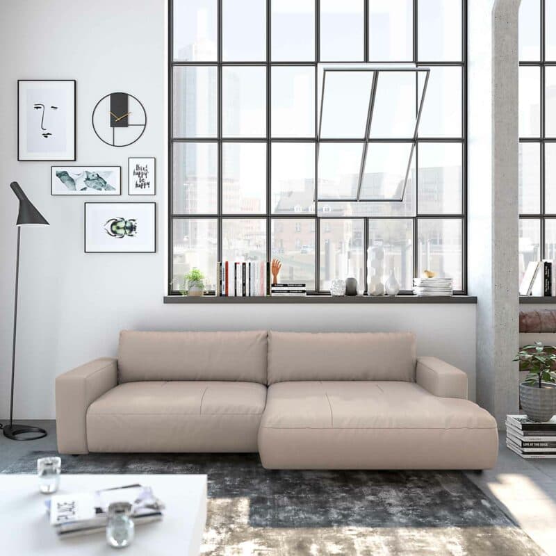 Musterring Lucia Ledersofa mit Bezug Puro in Elephant und Ottomane rechts in frontaler Ansicht