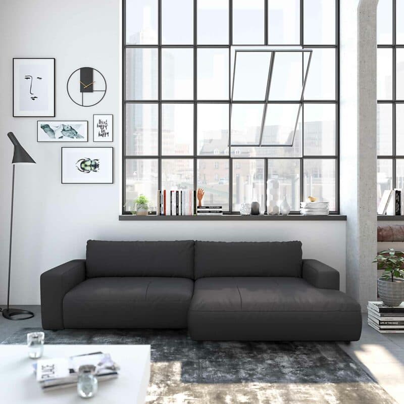 Musterring Lucia Ledersofa mit Bezug Puro in Mocca und Ottomane rechts als Wohnbeispiel