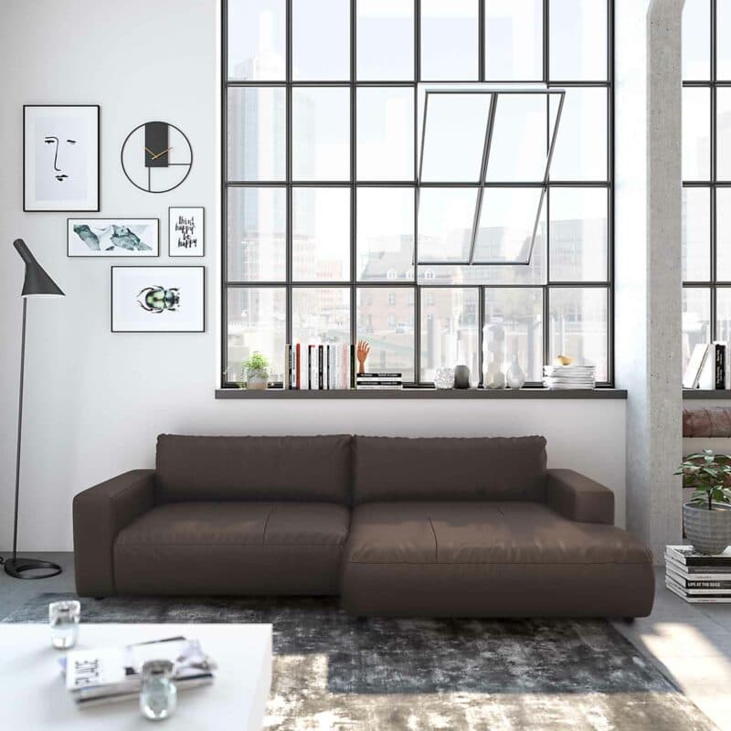 Musterring Lucia Ledersofa mit Bezug Unique in Brown und Ottomane rechts in frontaler Ansicht