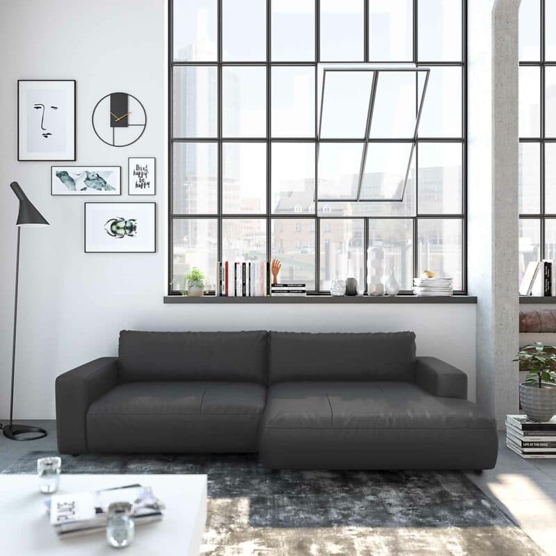 Musterring Lucia Ledersofa mit Bezug Unique in Cognac und Ottomane rechts in seitlicher Ansicht