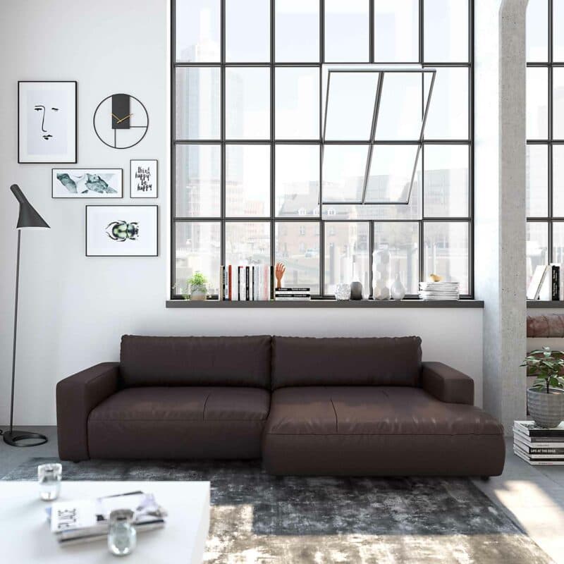 Musterring Lucia Ledersofa mit Bezug Unique in Dark Brown und Ottomane rechts als Wohnbeispiel