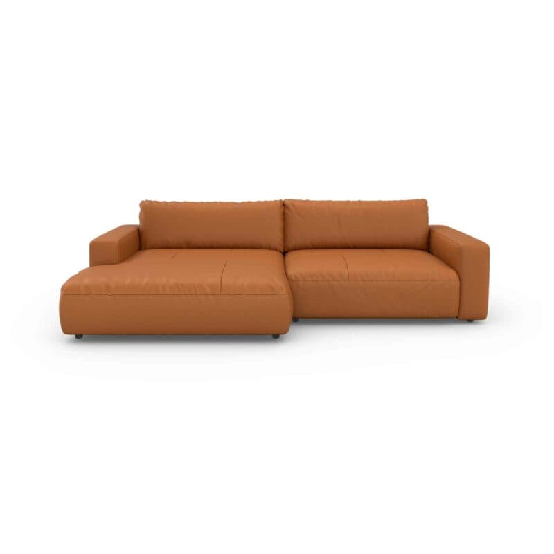 Musterring Lucia Ledersofa mit Bezug Unique in Cognac und Ottomane links in frontaler Ansicht