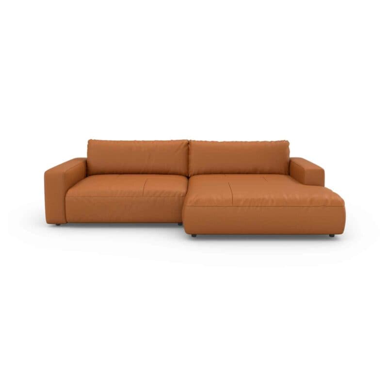 Musterring Lucia Ledersofa mit Bezug Unique in Cognac und Ottomane rechts in frontaler Ansicht