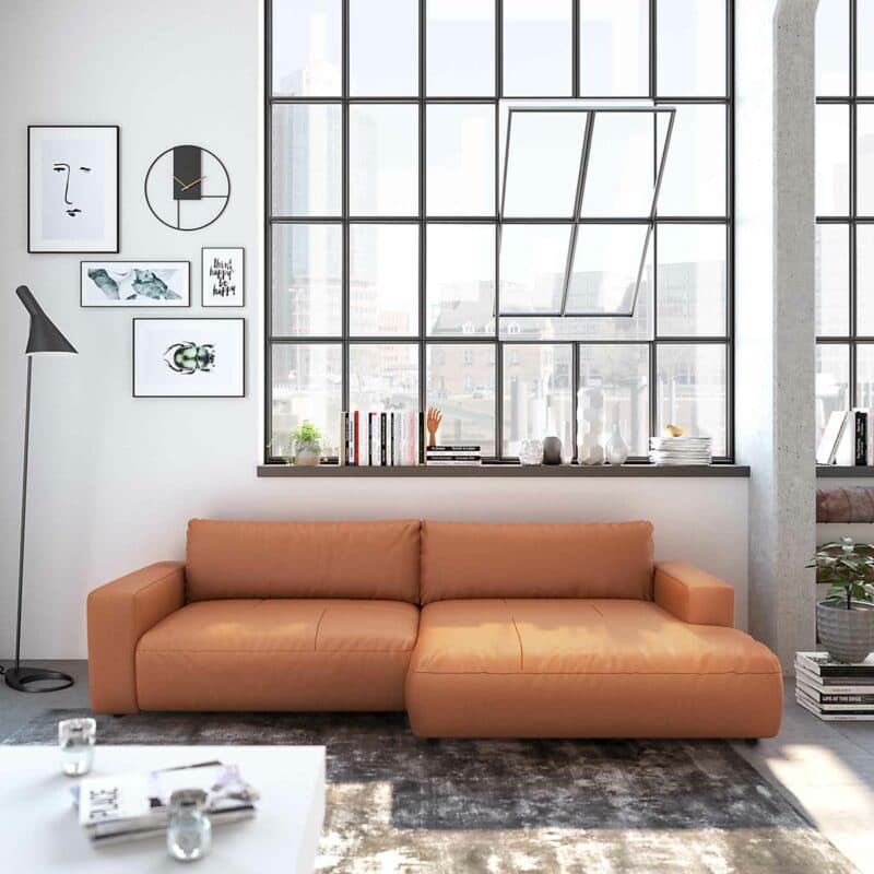 Musterring Lucia Ledersofa mit Bezug Unique in Grey und Ottomane rechts als Wohnbeispiel