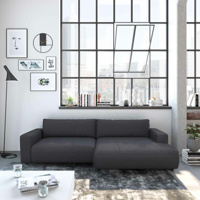 Musterring Lucia Ledersofa mit Bezug Unique in Grey und Ottomane rechts als Wohnbeispiel