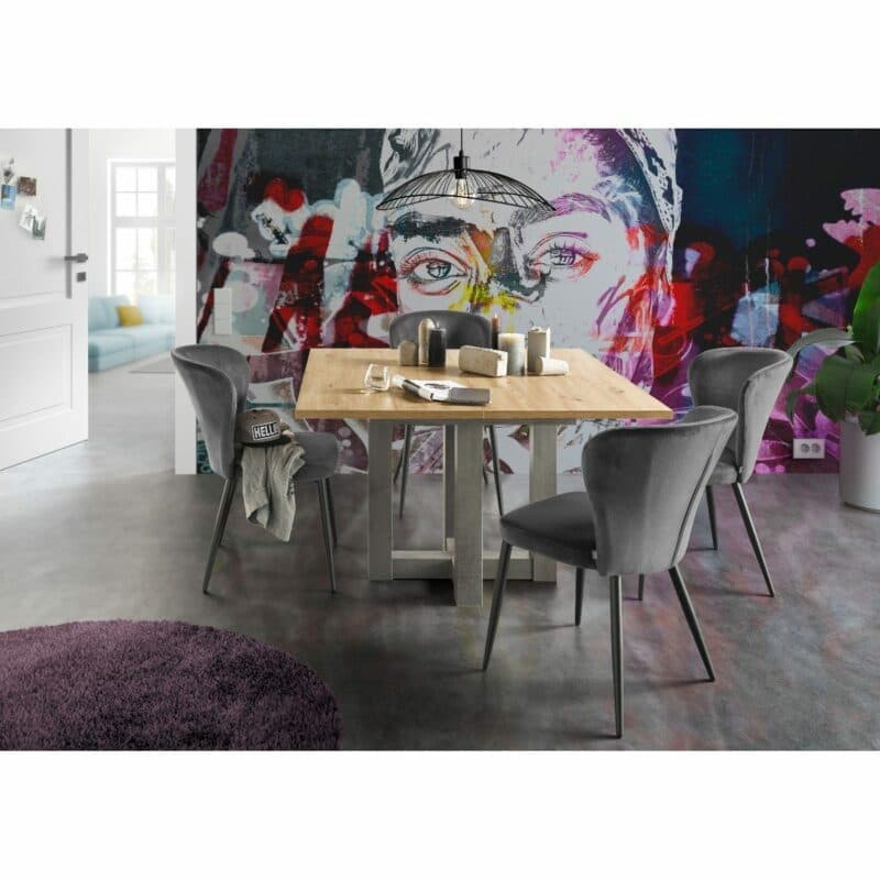 set one by Musterring Norman Polsterstuhl mit Vierfußgestell in Schwarz und Samtbezug in Anthrazit als junges Wohnbeispiel.