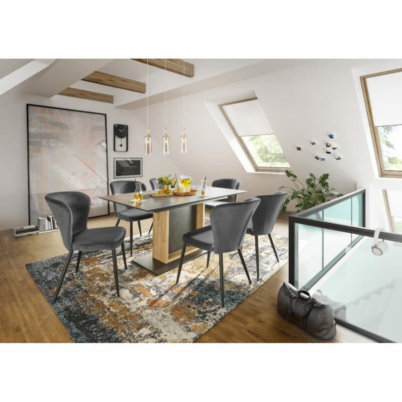 set one by Musterring Norman Polsterstuhl mit Vierfußgestell in Schwarz und Samtbezug in Anthrazit als Wohnbeispiel.