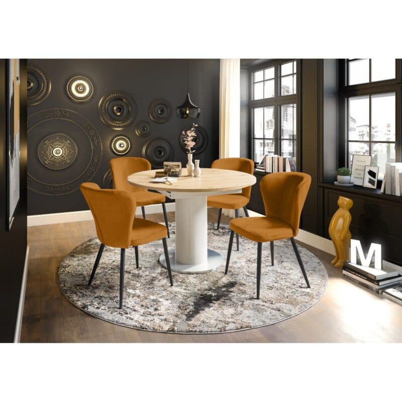 set one by Musterring Norman Polsterstuhl mit Vierfußgestell in Schwarz und Samtbezug in Gold als Wohnbeispiel.