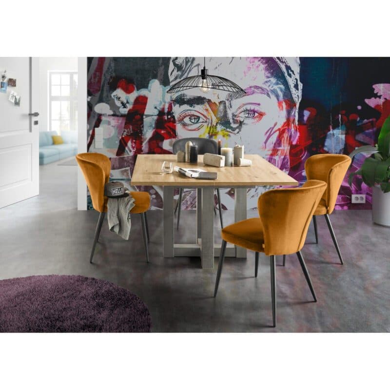 set one by Musterring Norman Polsterstuhl mit Vierfußgestell in Schwarz und Samtbezug in Gold als Wohnbeispiel.