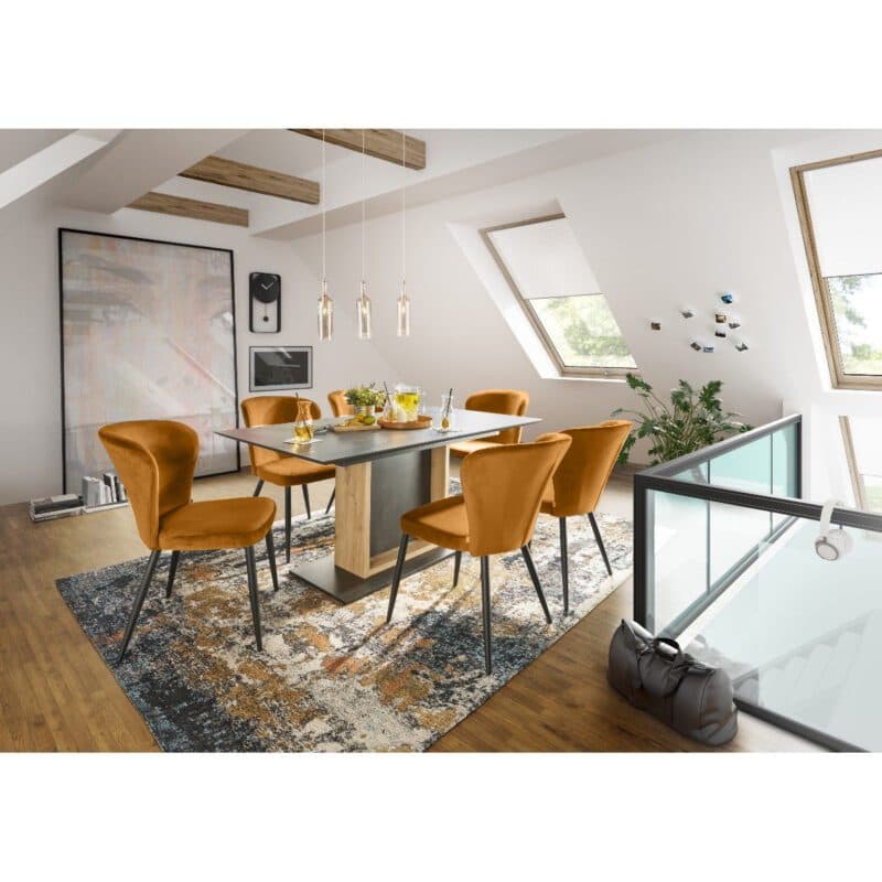 set one by Musterring Norman Polsterstuhl mit Vierfußgestell in Schwarz und Samtbezug in Gold als Wohnbeispiel.