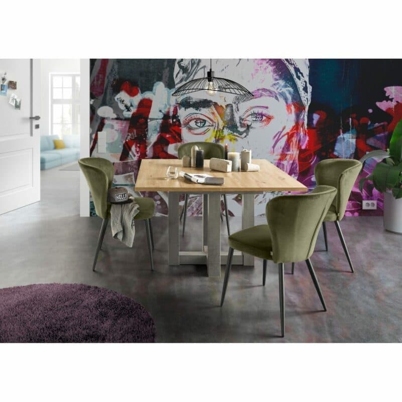 set one by Musterring Norman Polsterstuhl mit Vierfußgestell in Schwarz und Samtbezug in Olivgrün als Wohnbeispiel.