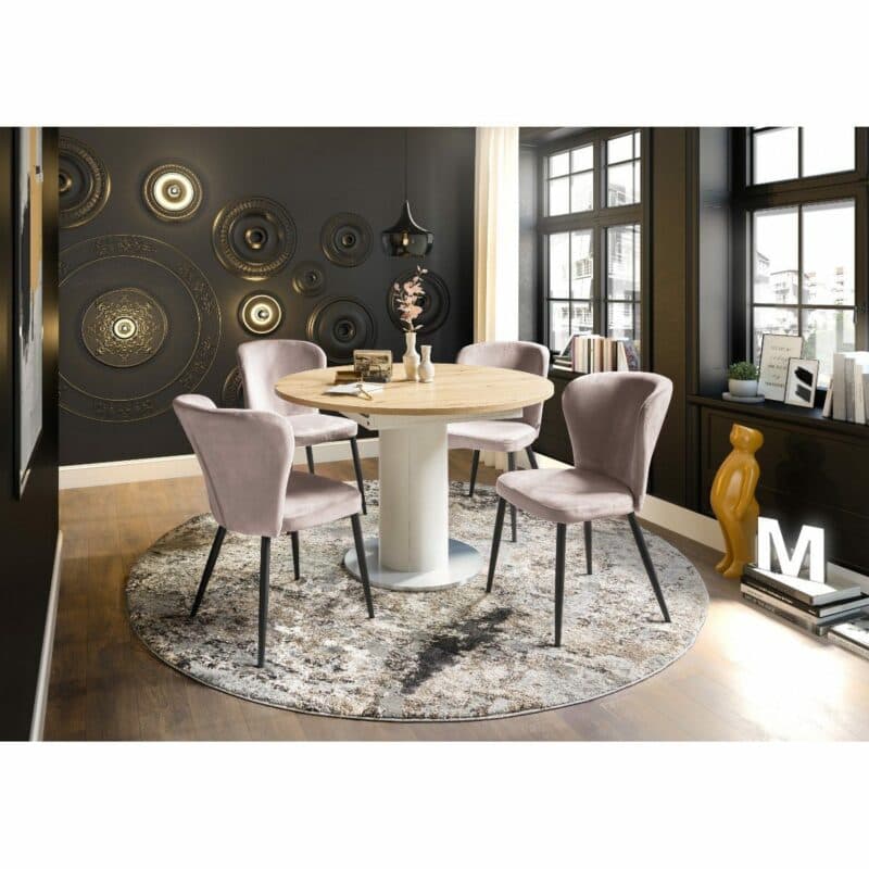 set one by Musterring Norman Polsterstuhl mit Vierfußgestell in Schwarz und Samtbezug in Rosa als Wohnbeispiel.