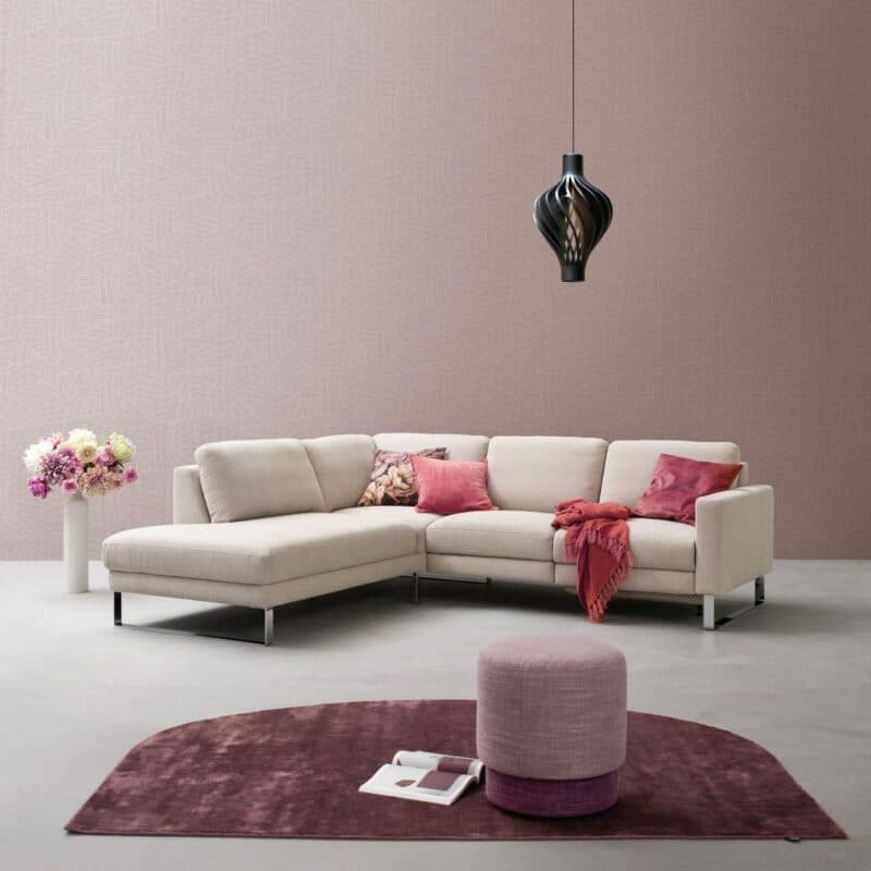 Comfort Republic Anna Sofa in Beige mit Kufengestell in Chrom und Ottomane links als Wohnbeispiel.