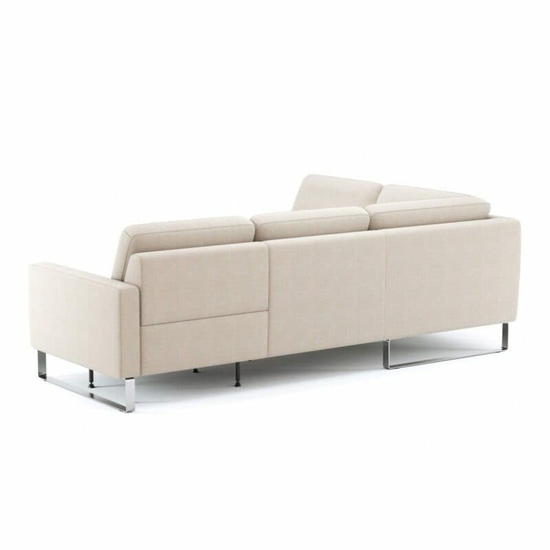 Comfort Republic Anna Sofa in Beige mit Kufengestell in Chrom und Ottomane rechts in Ansicht von hinten.