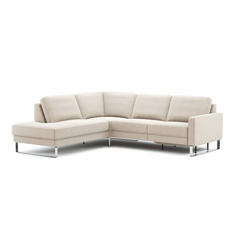 Comfort Republic Anna Sofa in Beige mit Kufengestell in Chrom und Ottomane links.