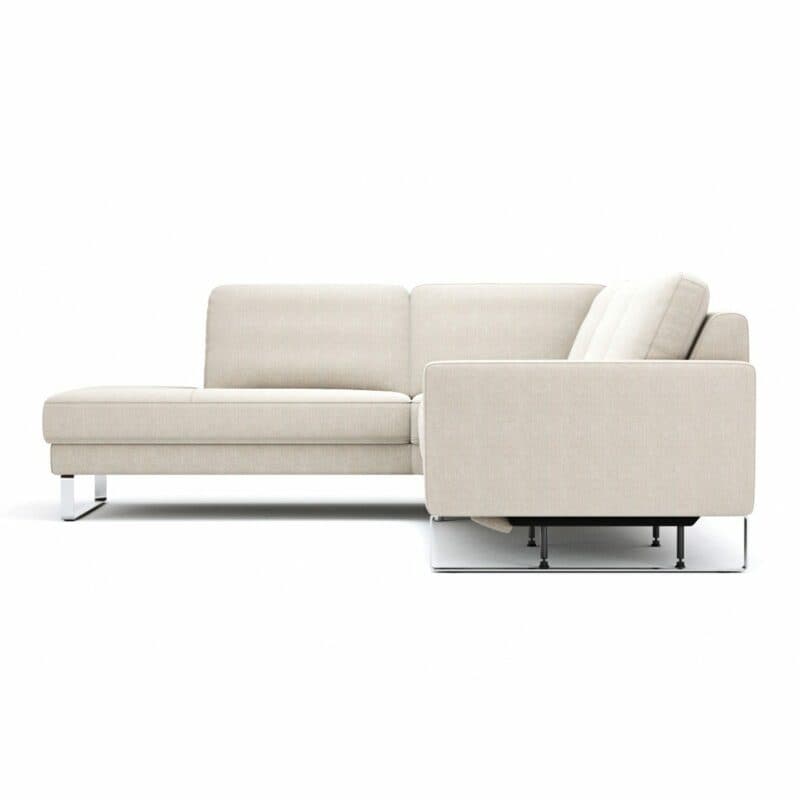 Comfort Republic Anna Sofa in Beige mit Kufengestell in Chrom und Ottomane links in seitlicher Ansicht.