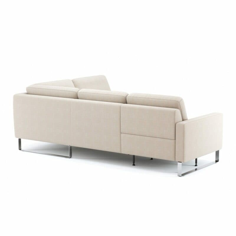 Comfort Republic Anna Sofa in Beige mit Kufengestell in Chrom und Ottomane links in Ansicht von hinten.
