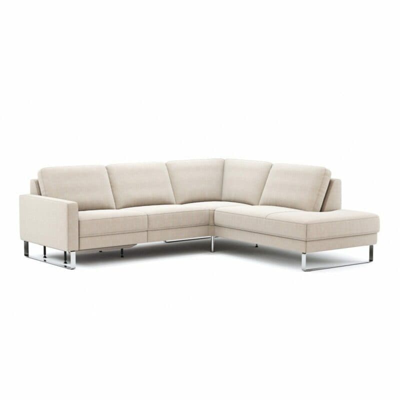 Comfort Republic Anna Sofa in Beige mit Kufengestell in Chrom und Ottomane rechts.