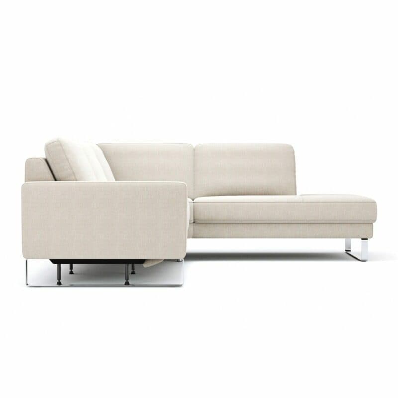Comfort Republic Anna Sofa in Beige mit Kufengestell in Chrom und Ottomane rechts in seitlicher Ansicht.