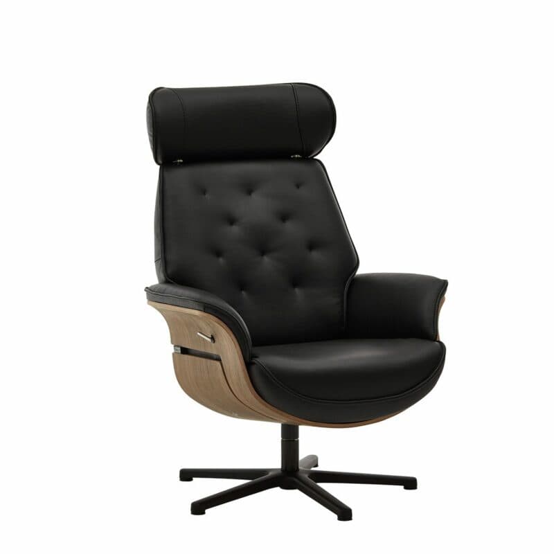 Couchliebe Hongkong Relaxsessel in schwarzem Leder mit Schale aus Nussbaum und Sternfuß in Schwarz in leicht gedrehter Ansicht.