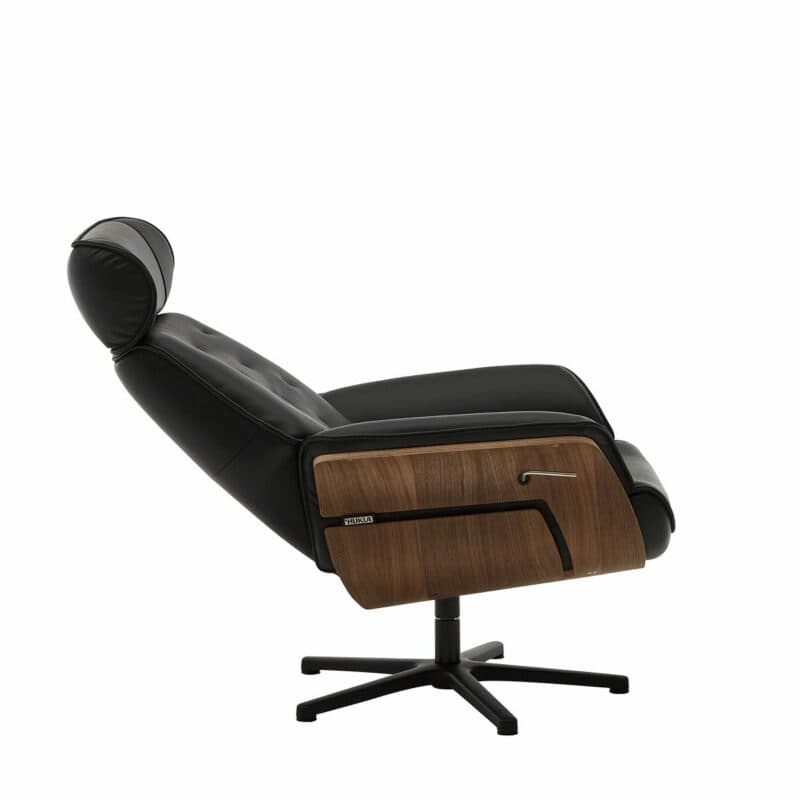Couchliebe Hongkong Relaxsessel in schwarzem Leder mit Schale aus Nussbaum und Sternfuß in Schwarz mit Rückenlehne zurück gestellt.