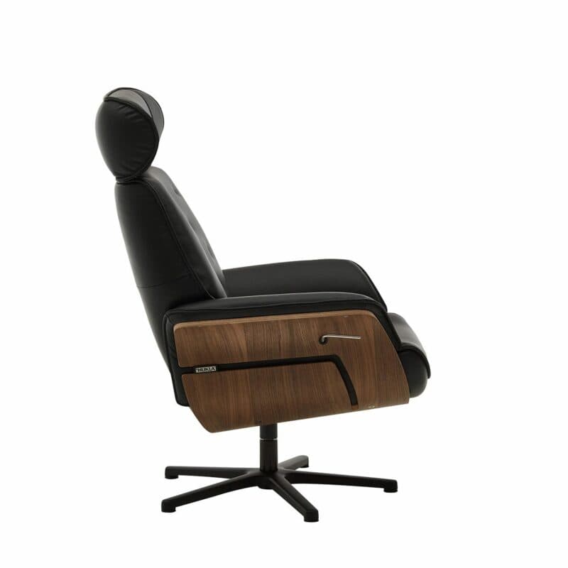 Couchliebe Hongkong Relaxsessel in schwarzem Leder mit Schale aus Nussbaum und Sternfuß in Schwarz in Seitenansicht.