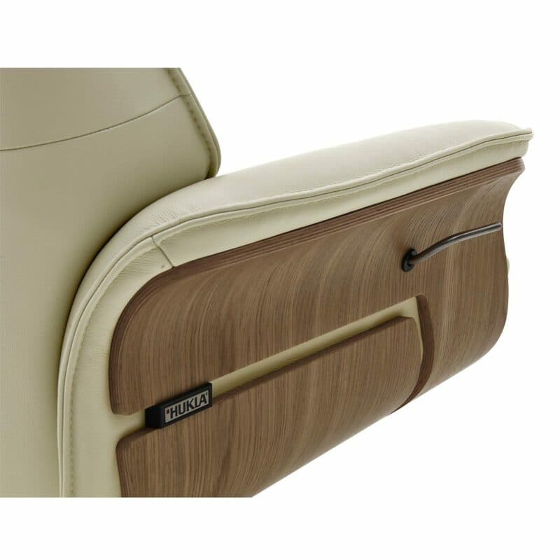 Couchliebe Hongkong Relaxsessel in weißem Leder mit Schale aus Wildeiche in Detailansicht.