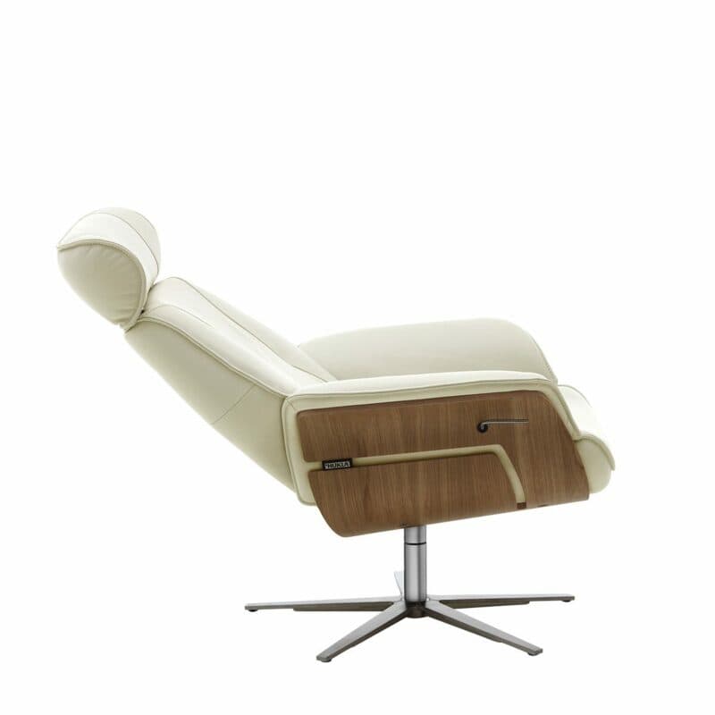 Couchliebe Hongkong Relaxsessel in weißem Leder mit Schale aus Wildeiche und Sternfuß aus Edelstahl in Seitenansicht mit Rückenlehne zuück.