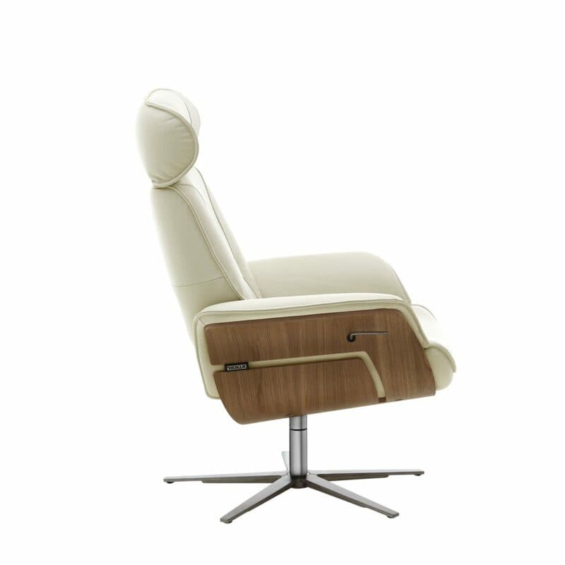 Couchliebe Hongkong Relaxsessel in weißem Leder mit Schale aus Wildeiche und Sternfuß aus Edelstahl in Seitenansicht.