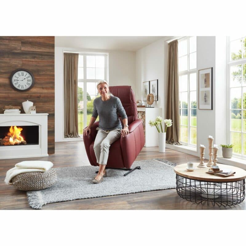 Europa Möbel Collection EM Witten Fernsehsessel mit Lederbezug in Merlot mit Aufstehhilfe als Wohnbeispiel.
