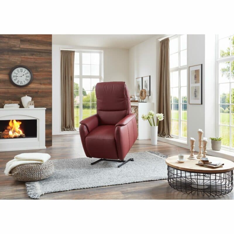 Europa Möbel Collection EM Witten Fernsehsessel mit Lederbezug in Merlot und Aufstehhilfe als Wohnbeispiel.