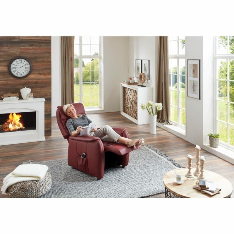 Europa Möbel Collection EM Witten Fernsehsessel mit Lederbezug in Braun mit Relaxfunktion als Wohnbeispiel mit Frau.